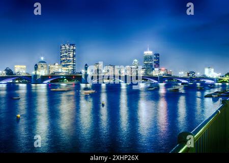 Blick über den Charles River von Bostons Back Bay in einer Sommernacht. Stockfoto