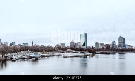 Die Skyline von Boston an einem kalten Wintertag auf der anderen Seite des Charles River. Stockfoto