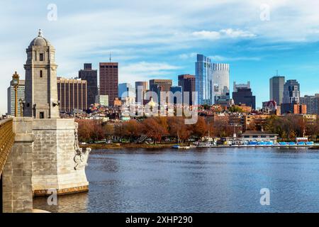 Die Skyline der Innenstadt von Boston im Herbst über den Charles River von der Longfellow Bridge aus gesehen. Stockfoto