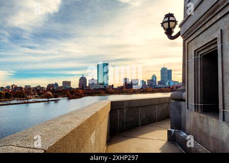 Blick von einem Longfellow Bridge Turm auf die Skyline von Boston über den Charles River. Charles River Esplanade am Ufer. Stockfoto