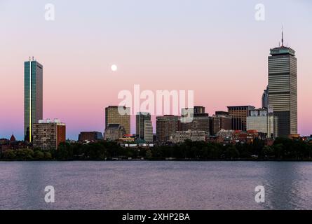 Boston Massachusetts. Blick über den Charles River in Richtung Bostons Viertel Back Bay. Dämmerungshimmel mit dem Mond. Stockfoto