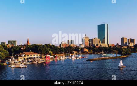 Boston, Massachusetts. Sonnenuntergang auf der Skyline von Boston Back Bay, von der Longfellow Bridge aus gesehen, über den Charles River Stockfoto