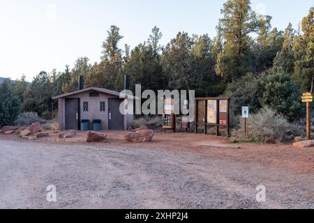 Sedona, Arizona - 10. März 2024: Toiletten und Parkplatz am Jim Thompson Brins Mesa Trailhead Stockfoto