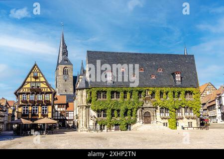 DEUTSCHLAND, QUEDLINGBURG - 06. September 2023: Marktplatz in der schönen Stadt Quedlingburg mit Rathaus. Stockfoto