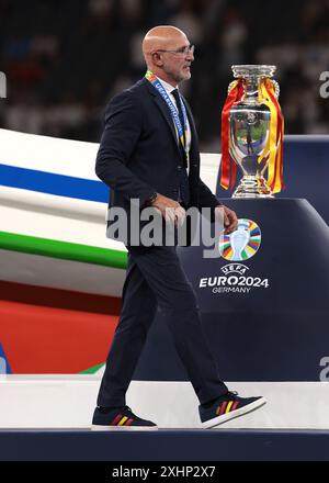 Berlin, Deutschland. Juli 2024. Luis de la Fuente spanischer Cheftrainer tritt beim Henri Delaunay Cup während der Siegerehrung der Trophäe nach dem Sieg im Endspiel der UEFA-Europameisterschaften 2-1 im Berliner Olympiastadion an. Foto: Jonathan Moscrop/Sportimage Credit: Sportimage Ltd/Alamy Live News Stockfoto