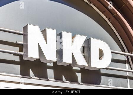 QUEDLINBURG, DEUTSCHLAND - 6. September 2023: NKD-Logo auf einer Hausfassade. KD ist eine deutsche Discounter-Ladenkette mit rund 2,000 Geschäften in Deutschland Stockfoto