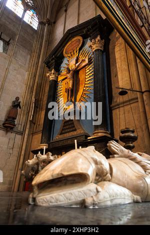 Das Gerokreuz im Dom, davor der Sarkophag des Erzbischofs Wilhelm von Gennep, Köln. Das Gero-Kreuz oder Gero-Kruzifix (G Stockfoto