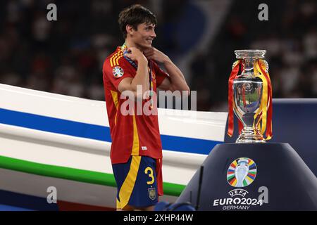 Berlin, Deutschland. Juli 2024. Robin Le Normand aus Spanien feiert mit seiner Siegermedaille, als er die Trophäe auf der Bühne nach dem Sieg im Endspiel der UEFA-Europameisterschaften 2-1 im Olympiastadion in Berlin übergibt. Foto: Jonathan Moscrop/Sportimage Credit: Sportimage Ltd/Alamy Live News Stockfoto