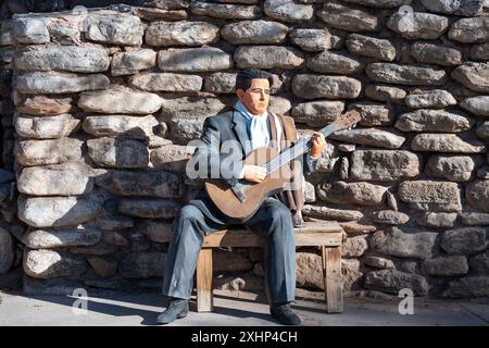 San Juan, Argentinien, 3. Juli 2024: Skulptur von Buenaventura Luna an der Tür der alten Dojorti-Mühle in Jáchal Stockfoto