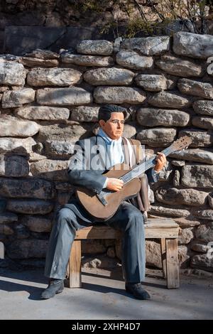San Juan, Argentinien, 3. Juli 2024: Skulptur von Buenaventura Luna an der Tür der alten Dojorti-Mühle in Jáchal Stockfoto
