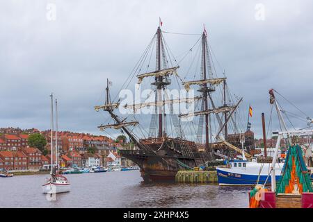 Whitby, North Yorkshire, Vereinigtes Königreich 11. Juli 2024, die Nachbildung Galeon Andalucia, eine Galeone aus dem 16. Bis 17. Jahrhundert, liegt in Whitby Harbour, North Yorkshire neben Small Stockfoto