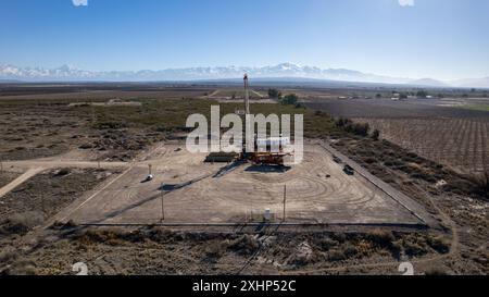Mendoza, Argentinien, 2. Juli 2024: Luftaufnahme des Bohrgeräts. Hintergrund der Andes Nevada. Stockfoto