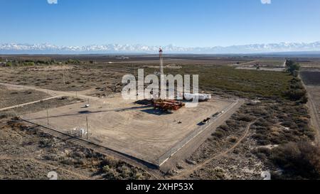 Mendoza, Argentinien, 2. Juli 2024: Luftaufnahme des Bohrgeräts. Hintergrund der Andes Nevada. Stockfoto