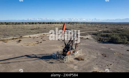 Mendoza, Argentinien, 2. Juli 2024: Luftaufnahme der Ölpumpe, AIB, nahe Route 40. Nevada Andes im Hintergrund. Stockfoto