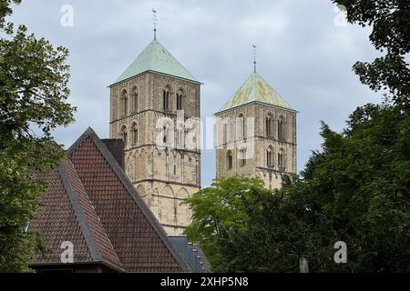 Türme des mittelalterlichen Münsterdoms oder des Paulus-Doms in Münster, Deutschland Stockfoto