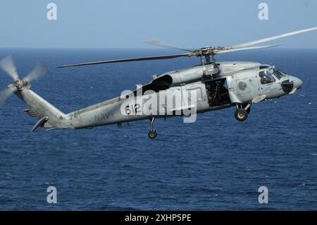 Ein SH-60F Sea Hawk Hubschrauber, der den Indians of Helicopter Anti-U-Boot Squadron 6 zugewiesen ist, bereitet sich auf die Landung auf dem Flugzeugträger USS Nimitz vor. Stockfoto