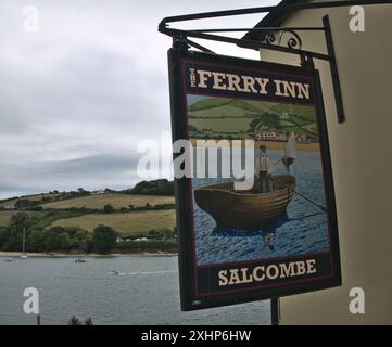 Pub-Schild am Ferry Inn mit Blick auf die Kingsbridge Mündung, Salcombe, Devon Stockfoto