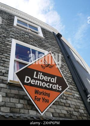 Wahlkampfplakat der Liberaldemokraten in Totnes, Devon. Die Lib Dems stellten bei den Wahlen 2024 eine starke Präsenz in Südwestengland wieder her. Stockfoto