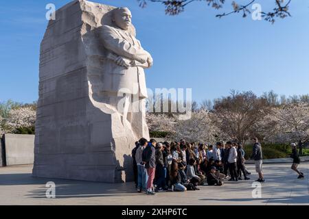 Washington, DC - 30. März 2024: Tourgruppe posiert vor dem Martin Luther King Jr Memorial Stockfoto