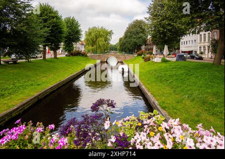 Kanal in Friedrichstadt bei Nordsee in Deutschland Stockfoto