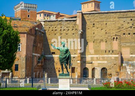 Statue des Augustus auf der Via dei Fori Imperiali vor dem Forum des Augustus. Bronzekopie des Marmor Augustus von Prima Porta. Rom, Italien. Stockfoto