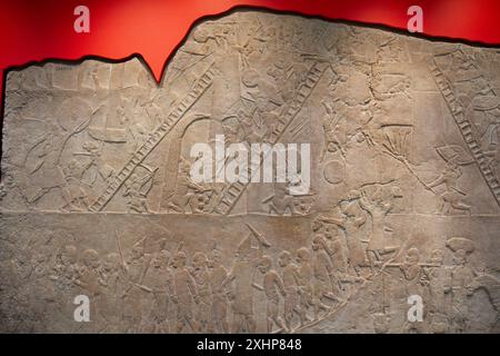 Die assyrische Armee greift eine befestigte Stadt in Ägypten an. Ashurbanipals Palast, Niniveh. Etwa 645 v. Chr. British Museum, London, England. Stockfoto