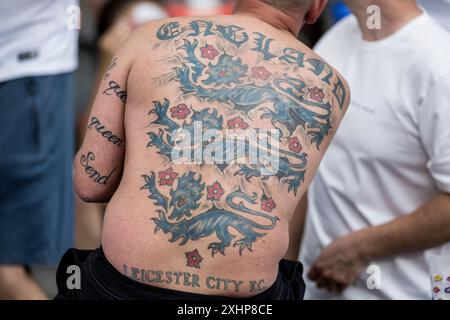 Berlin, Deutschland. Juli 2024. Ein englischer Fußballfan mit einem riesigen drei-Löwen-Rücken-Tattoo auf den Tribünen vor dem Finale der UEFA Euro 2024 zwischen Spanien und England im Olympiastadion in Berlin. Quelle: Gonzales Photo/Alamy Live News Stockfoto