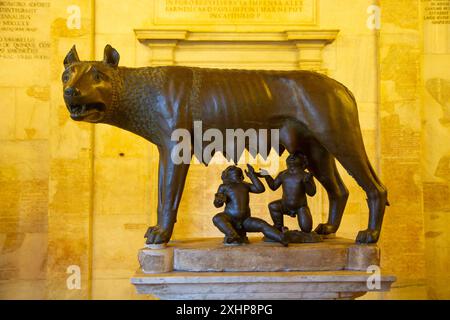 Bronzeskulptur des Kapitolinischen Wolfs, die eine Szene aus der Legende von der Gründung Roms darstellt. Kapitolinische Museen, Rom, Italien. Stockfoto