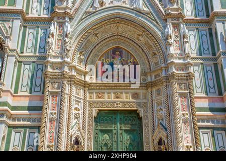 Ein Mosaik in einer Lünette eines Vorderportals der Kathedrale von Florenz - Christus thront mit Maria und Johannes dem Täufer. Florenz, Italien. Stockfoto