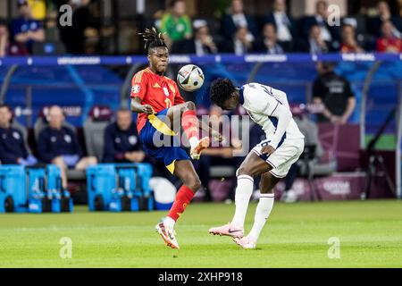 Berlin, Deutschland. Juli 2024. Nico Williams (17) aus Spanien und Kobbie Mainoo (26) aus England im Finale der UEFA Euro 2024 zwischen Spanien und England im Olympiastadion in Berlin. Quelle: Gonzales Photo/Alamy Live News Stockfoto