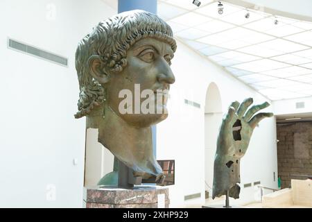 Kopf und Hand von Kaiser Konstantin dem Großen. Reste der Bronzekolossusstatue des Kaisers. Kapitolinische Museen, Rom, Italien. Stockfoto