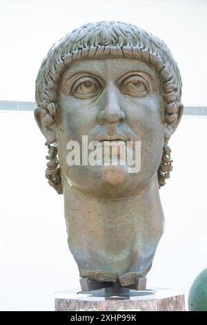 Oberhaupt von Kaiser Konstantin dem Großen. Reste der Bronzekolossusstatue des Kaisers. Kapitolinische Museen, Rom, Italien. Stockfoto