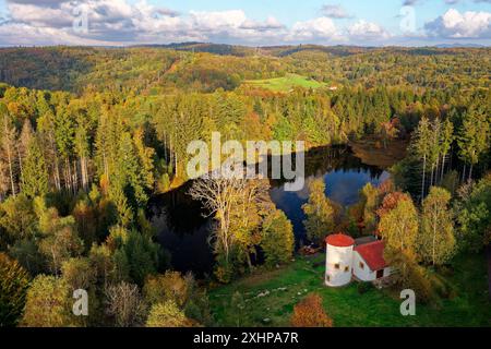 Frankreich, Haute-Saone, Ballons des Vosges Regional Nature Park, Plateau des Mille Etangs, Plateau des Grilloux, Trennung der 1000 Teiche zwischen den Seen Stockfoto