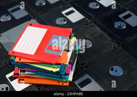 Ein Stapel von Vintage-Disketten. Alte Technologien. Selektiver Fokus Stockfoto