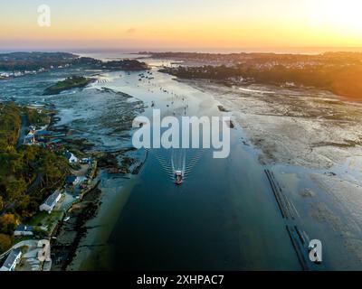 Frankreich, Morbihan, Golf von Morbihan, CRAC'h, Fischereirückkehrer auf dem Fluss CRAC'h, Südseite von der Brücke von Kerisper bei La Trinite sur Mer (Aeria Stockfoto