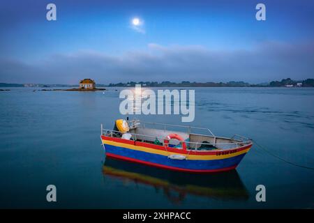 Frankreich, Morbihan, Ria d'etel, Belz, Saint Cado Island, Farbiges Boot vor der Insel Nichtarguer und ihrem Haus mit blauen Fensterläden, unter dem Mond Stockfoto