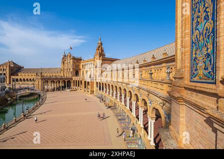 Spanien, Andalusien, Sevilla, Spanien Square (Plaza de Espana), ein spektakulärer Platz, der für die iberoamerikanische Ausstellung 1929 vom lokalen Architekten Ani entworfen wurde Stockfoto