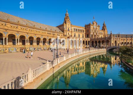 Spanien, Andalusien, Sevilla, Spanien Square (Plaza de Espana), ein spektakulärer Platz, der für die iberoamerikanische Ausstellung 1929 vom lokalen Architekten Ani entworfen wurde Stockfoto