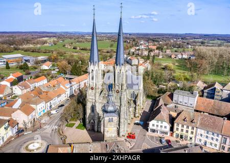 Frankreich, Mosel, Sarralbe, St. Martin Kirche (Saar Kathedrale), erbaut von 1904 bis 1907, von neogotischer Inspiration (Luftaufnahme) Stockfoto