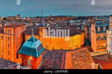 Frankreich, Haute Garonne, Toulouse, Kirche Saint Jerôme, Nachtsicht auf die Kirche Saint Jerôme und die Dächer des historischen Stadtzentrums Stockfoto