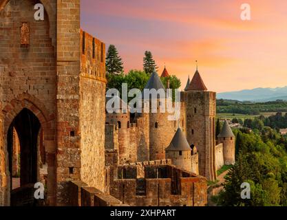 Frankreich, Aude, Carcassonne, die mittelalterliche Stadt Carcassonne, die von der UNESCO zum Weltkulturerbe erklärt wurde, Stadtmauern der mittelalterlichen Stadt bei Sonnenuntergang Stockfoto