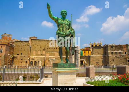 Statue des Augustus auf der Via dei Fori Imperiali vor dem Forum des Augustus. Bronzekopie des Marmor Augustus von Prima Porta. Rom, Italien. Stockfoto