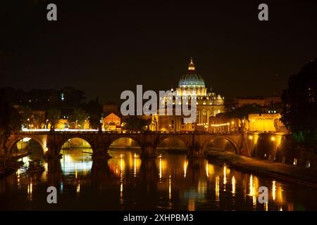 Blick auf den Petersdom, die Brücke Ponte Sant'Angelo und den Tiber bei Nacht, Vatikanstadt, Rom, Italien. Stockfoto