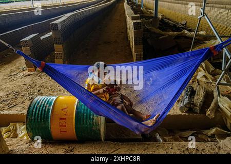 Kambodscha, Provinz Preah Vihear, Tonziegelmühle, 2 Brüder in einem Hamock Stockfoto