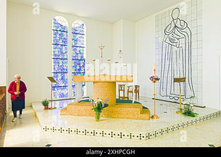 Frankreich, Alpes Maritimes, Vence, Rosenkapelle, geschmückt von Henri Matisse, Altar aus Steinstein, der den Brotkrümel imitiert, Fleisch Christi in der Kapelle Stockfoto