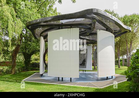 Frankreich, Var, Le Muy, Bernar Venet Foundation, Frank Stella Kapelle im Park der Bernar Venet Foundation waren die sechs Paneele (450 x 250 x 150 cm) Stockfoto