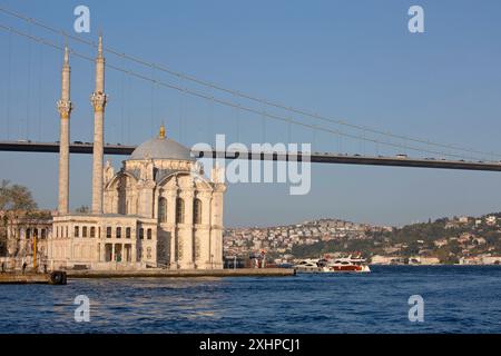 Türkiye, Istanbul, Ortakoy, Ortakoy Moschee vor der Bosporus Brücke Stockfoto