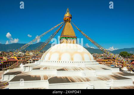 Nepal, Kathmandu-Tal, das von der UNESCO zum Weltkulturerbe erklärt wurde, Bodhnath, buddhistische Stupa und Gebetsflaggen Stockfoto