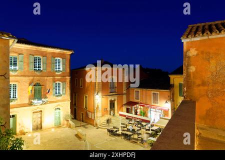 Frankreich, Vaucluse, der regionale Naturpark Luberon, Roussillon, der als die schönsten Dörfer Frankreichs bezeichnet wird, Place de la Mairie Stockfoto