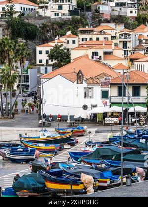 Das hübsche Küstendorf Camara de Lobos auf Madeira. Stockfoto